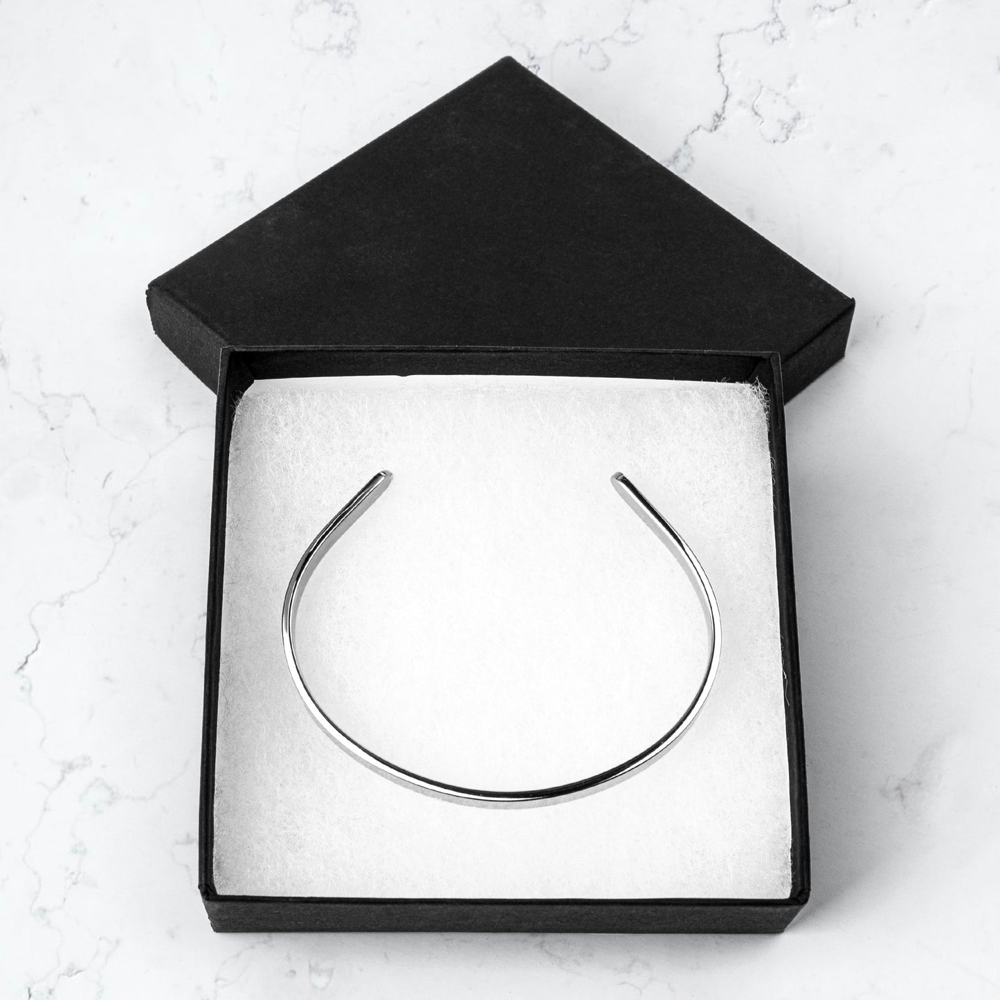 Brazalete con grabado "CherishOur Love"
