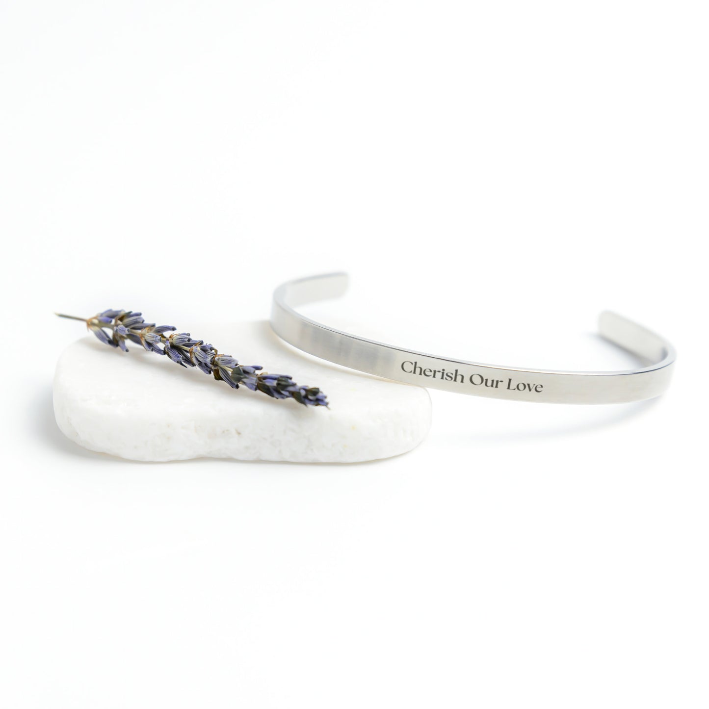 Brazalete con grabado "CherishOur Love"