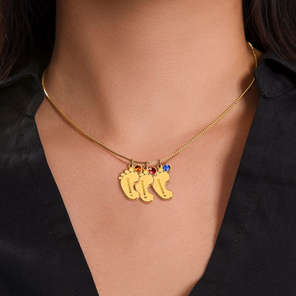 Collar personalizado "Bienvenida a una preciosa niña" con pies de bebé y piedra de nacimiento.