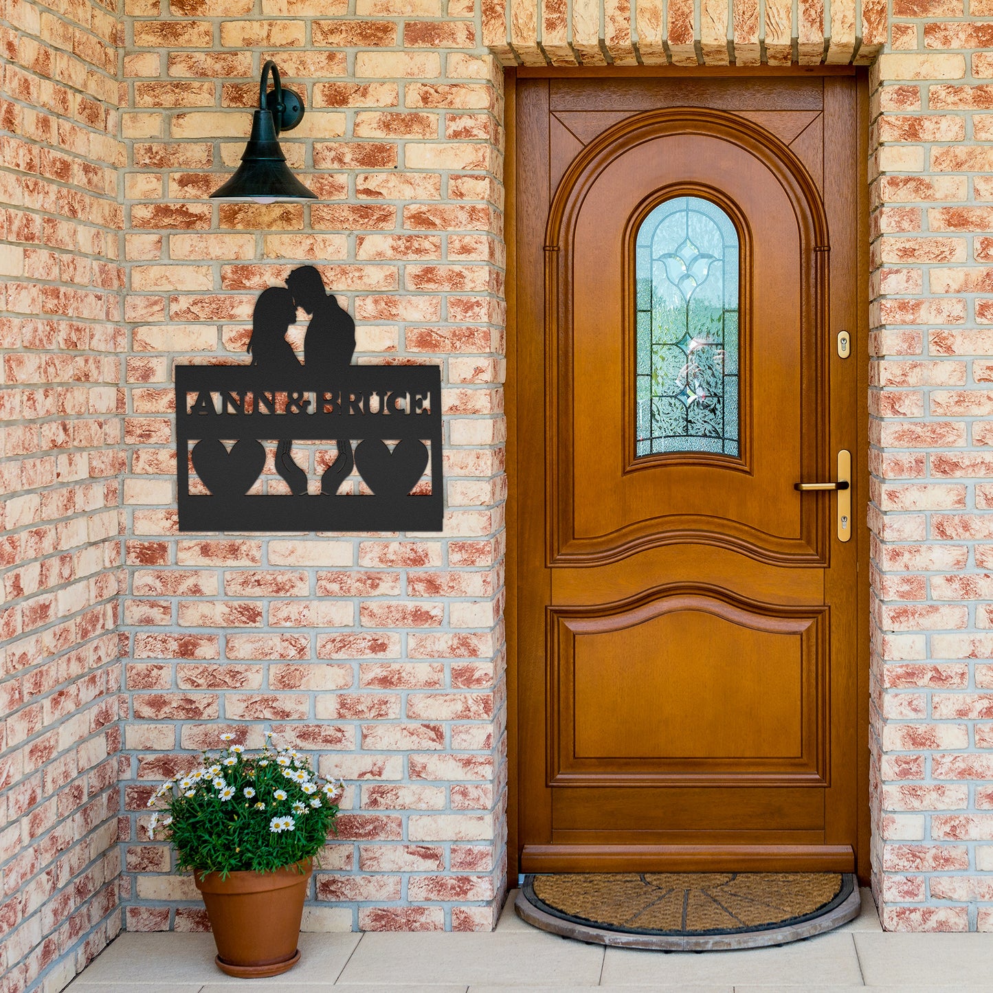 Letrero metálico troquelado de pareja personalizado con manos y corazones