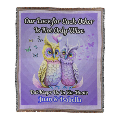 Manta tejida personalizada de 152 x 127 cm - "Nuestro amor mutuo..." con dos búhos de colores