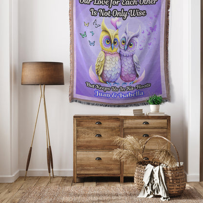 Manta tejida personalizada de 152 x 127 cm - "Nuestro amor mutuo..." con dos búhos de colores